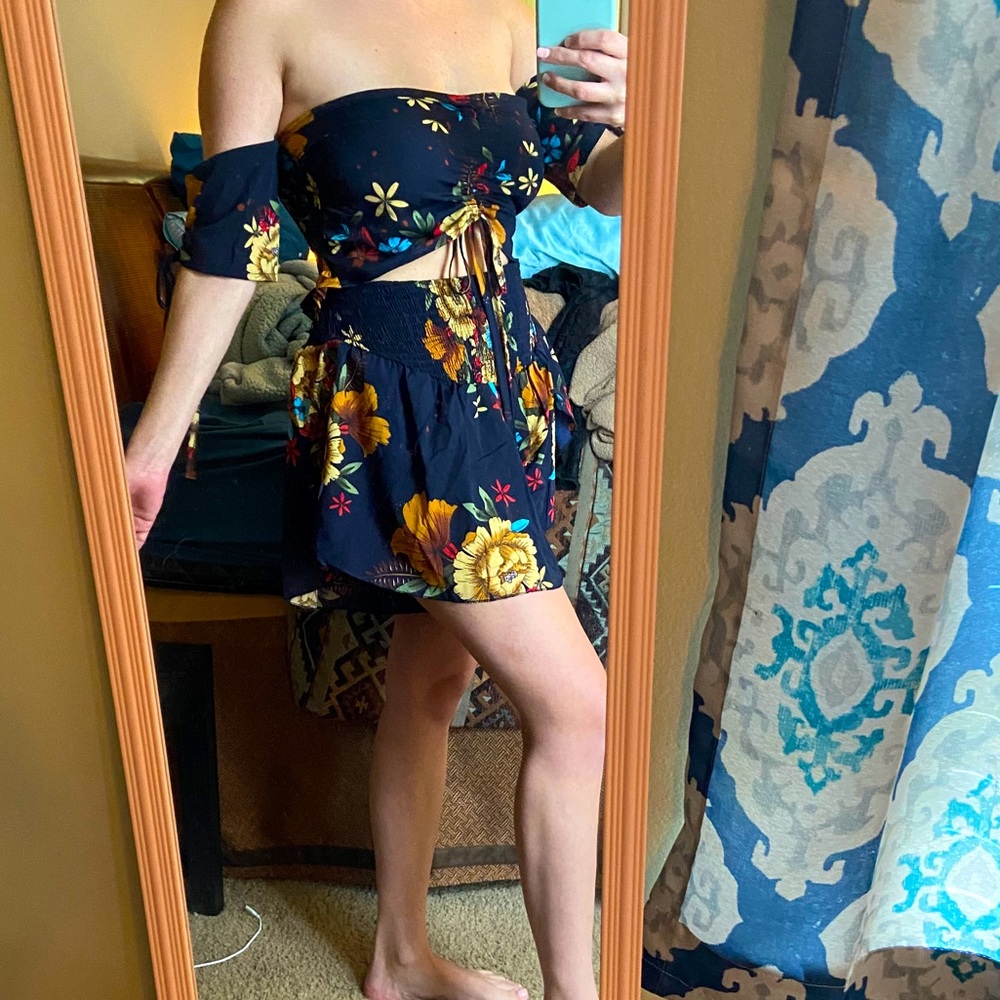 Navy floral 2 piece set w/ cinched top & sleeves